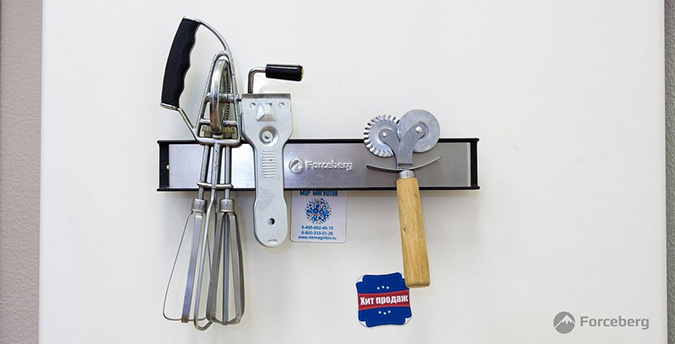 Практичное решение для маленькой кухни - держать часто используемые инструменты на магнитном держателе
