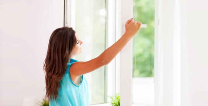 Потратив несколько минут на изготовление магнитных губок для мытья окон, можно наслаждаться чистыми окнами в любое время года бесплатно