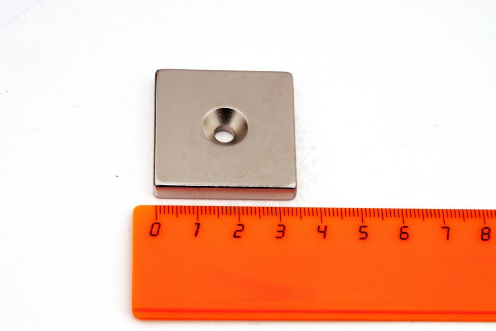 Неодимовый магнит прямоугольник 35х35х6 мм с зенковкой 5/11 мм, N35 в Астрахани