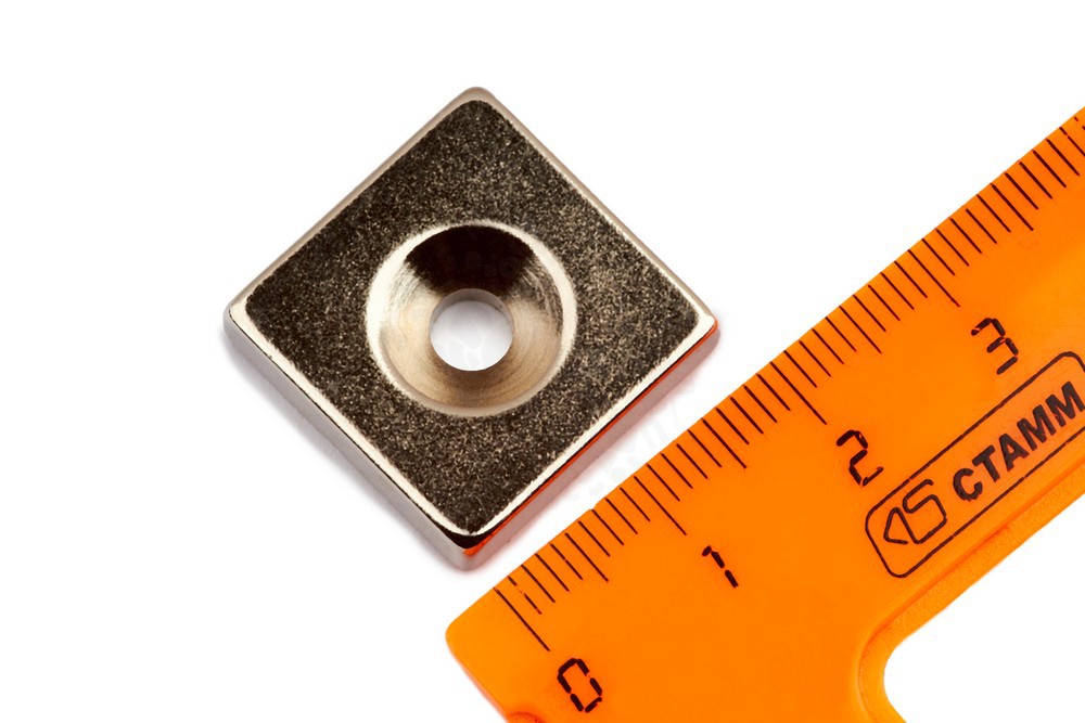 Неодимовый магнит прямоугольник 20х20х5 мм с зенковкой 4.5/10.6 мм, N35 в Астрахани