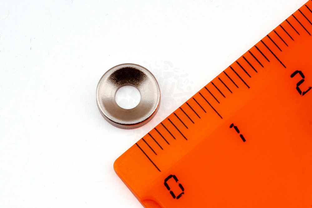 Неодимовый магнит диск 8х2 мм с зенковкой 3/6 мм, N35 в Уфе