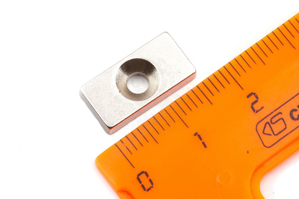 Неодимовый магнит прямоугольник 16х8х3 мм с зенковкой 3.2/6.2 мм, N35 в Тюмени